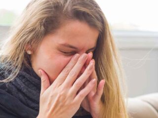 Rinitis alérgica en primavera: claves de expertos para no confundirla con un resfrío