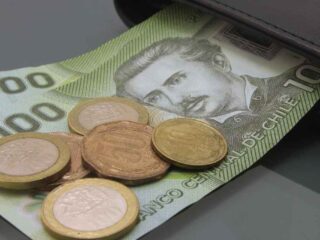 Sueldo promedio en Chile: pretensión salarial cae a $1.102.813, el nivel más bajo desde 2024