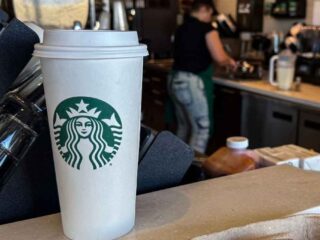 Starbucks cerrará más de 400 locales y anuncia nuevos despidos