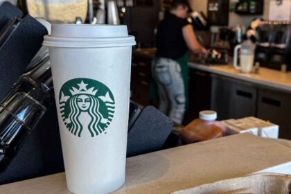 Starbucks cerrará más de 400 locales y anuncia nuevos despidos