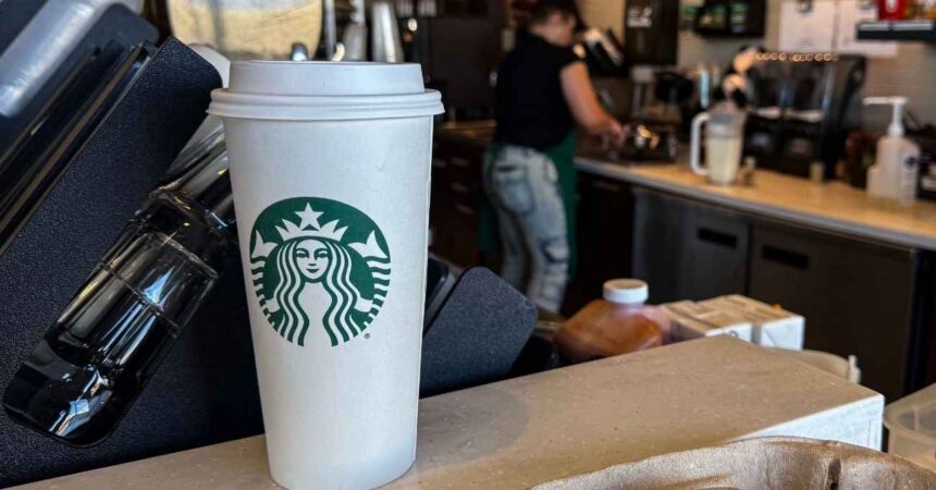 Starbucks cerrará más de 400 locales y anuncia nuevos despidos