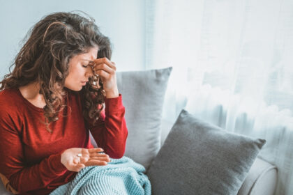 Migrañas: especialistas explican por qué afectan más a mujeres y cómo tratarlas