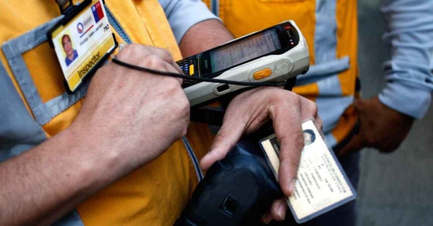 Licencia de conducir digital ya está disponible en la Región Metropolitana: revisa cómo obtenerla