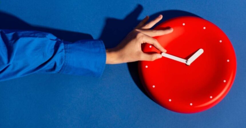 Cambio de hora en Chile: ¿Se adelantan o se atrasan los relojes este sábado?