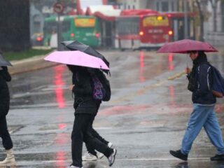Lluvias y vientos este jueves: así estará el tiempo en Santiago