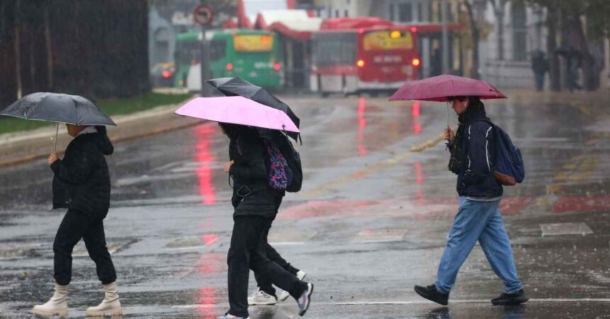 Lluvias y vientos este jueves: así estará el tiempo en Santiago