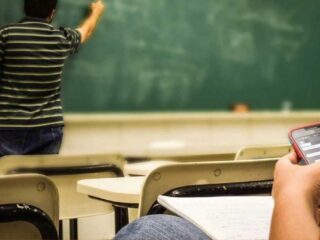 Senado aprueba prohibición de celulares en colegios: alumnos los miran cada 12 minutos