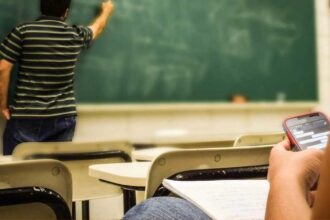 Senado aprueba prohibición de celulares en colegios: alumnos los miran cada 12 minutos