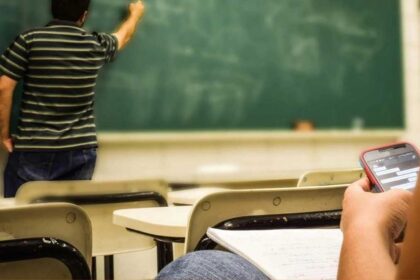 Senado aprueba prohibición de celulares en colegios: alumnos los miran cada 12 minutos