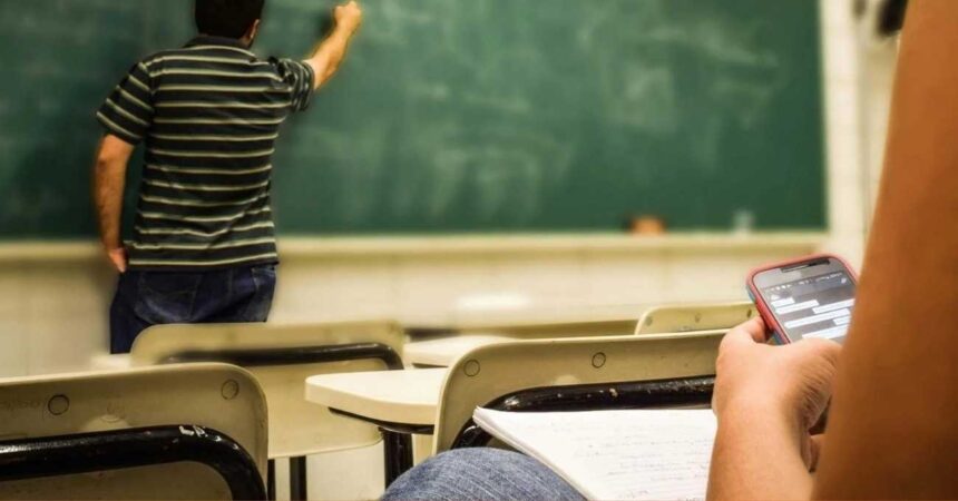 Senado aprueba prohibición de celulares en colegios: alumnos los miran cada 12 minutos