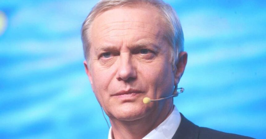 Kast niega vínculos con "ejército de bots" para atacar a Jara y Matthei