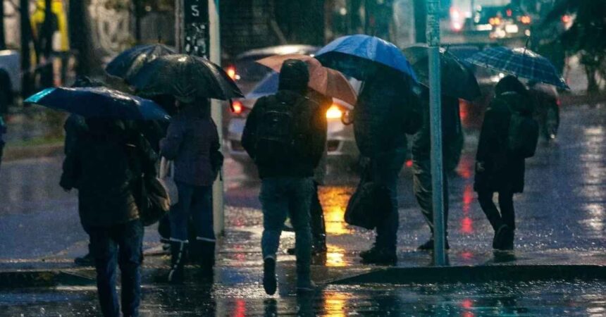 Vuelven las lluvias a la zona central: Confirman cuándo llegará el sistema frontal a la RM