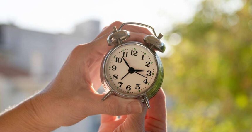 Cambio de hora a horario de verano: revisa cuándo y cómo se deben adelantar los relojes en Chile