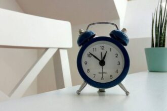 Cambio de hora en Chile: revisa si debes adelantar o atrasar tu reloj este sábado