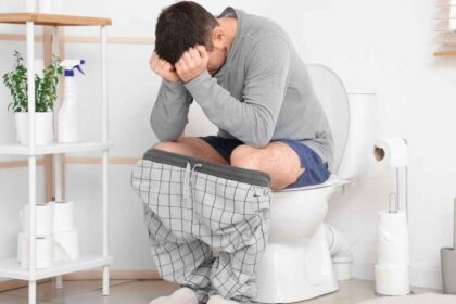 Usar el celular en el baño aumenta en 46% el riesgo de hemorroides, según estudio