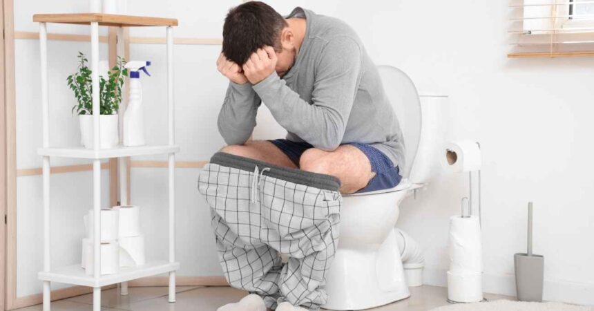 Usar el celular en el baño aumenta en 46% el riesgo de hemorroides, según estudio