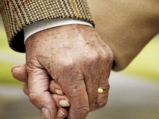 Bono Bodas de Oro sube su monto: revisa cuánto recibirán las parejas desde octubre