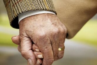 Bono Bodas de Oro sube su monto: revisa cuánto recibirán las parejas desde octubre